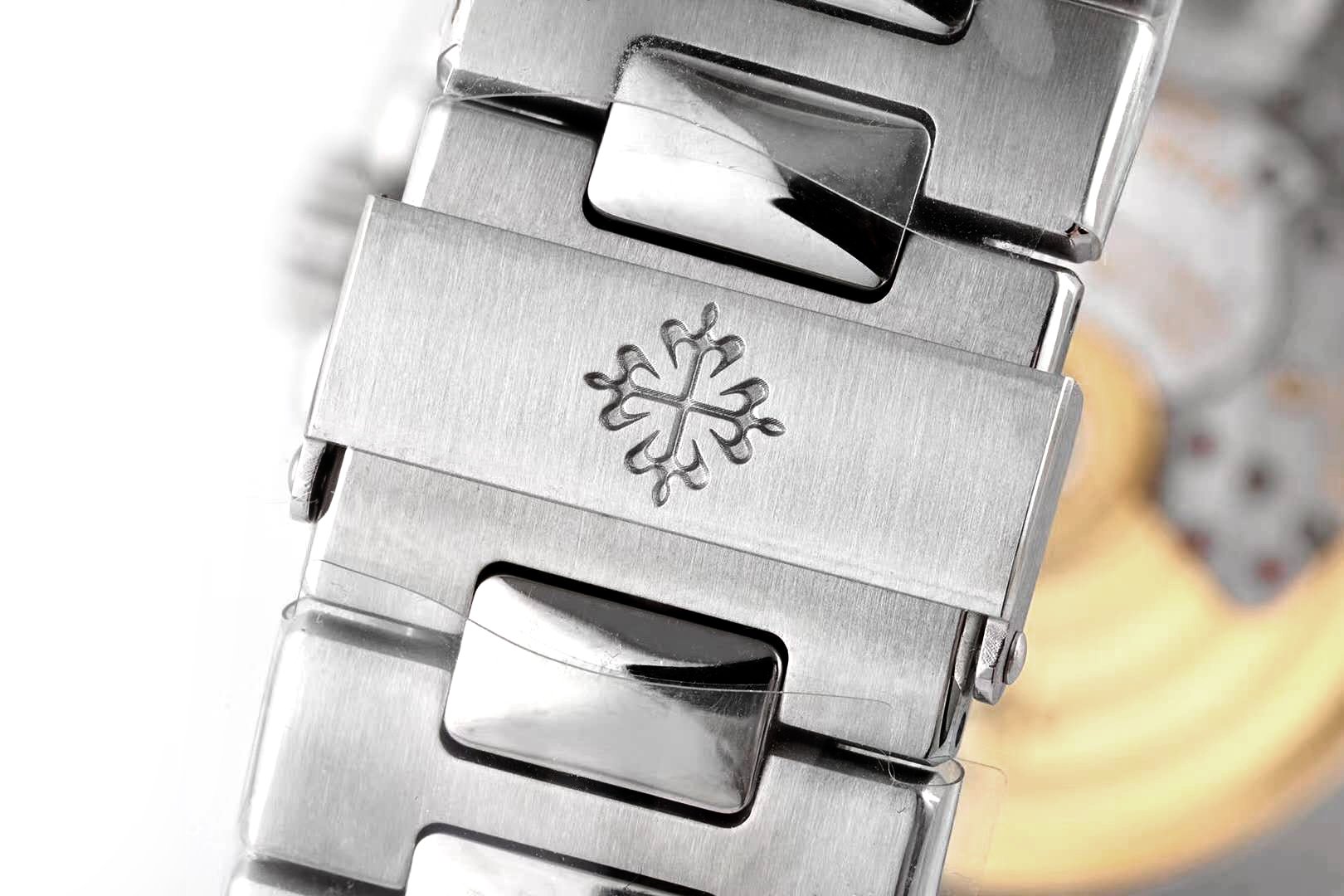 Nautilus Jumbo 5711/1A-011 White Dial